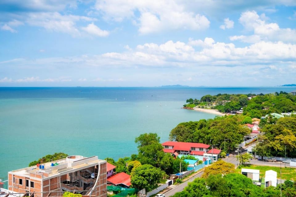 芭提雅瞰海无边泳景泳池健身房公寓 直达海滩椰子树旁 Apartment in Pattaya City
