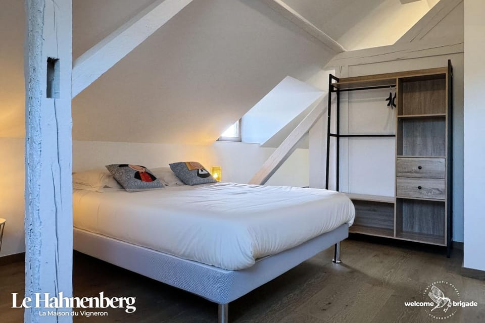 Bed, Photo of the whole room, Bedroom, wardrobe