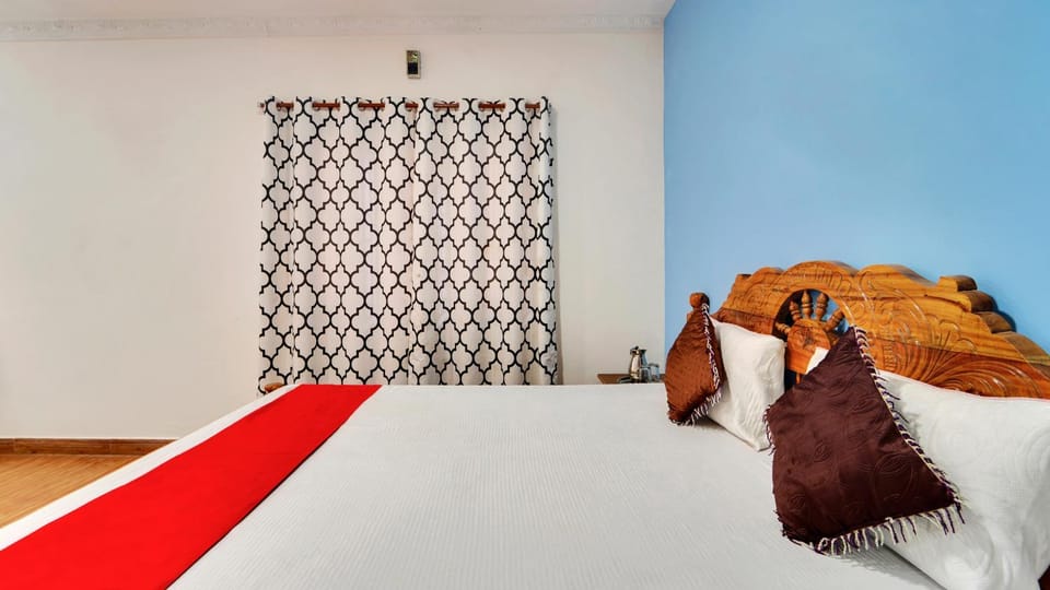Bedroom, cot