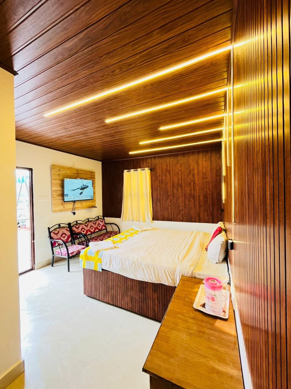 Bed, TV and multimedia, Living room, Photo of the whole room, Seating area, Bedroom, towels