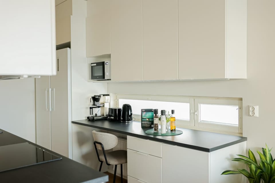 Coffee/tea facilities, Kitchen or kitchenette, oven, stove, toaster