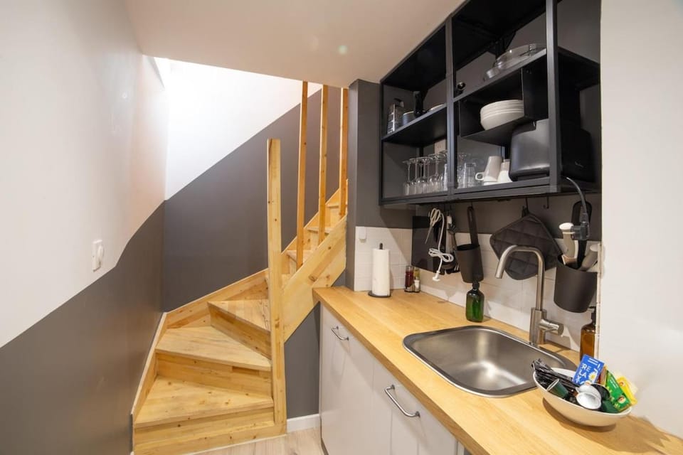 Coffee/tea facilities, Kitchen or kitchenette, stove