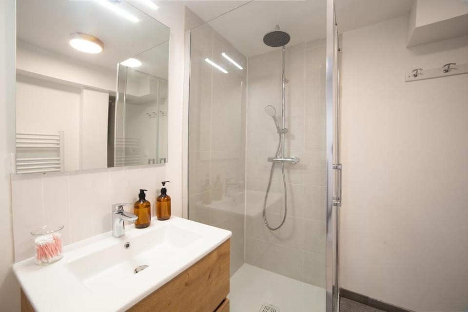 Shower, Bathroom, towels