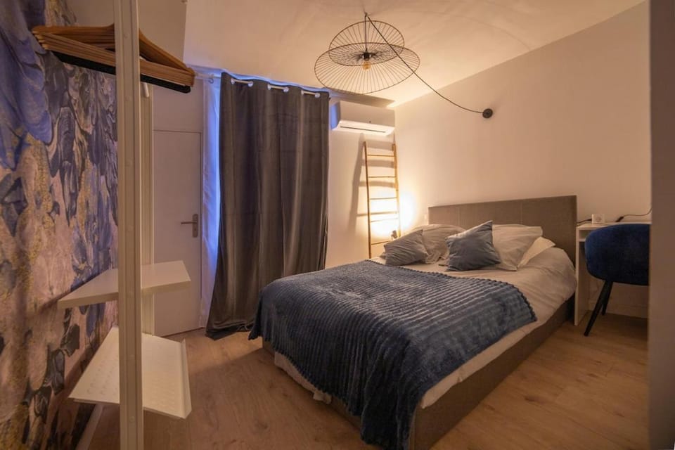 Bed, Photo of the whole room, Bedroom