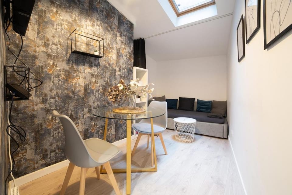 TV and multimedia, Living room, Seating area, air conditioner