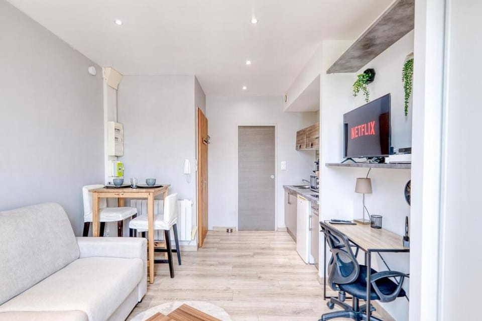 TV and multimedia, Kitchen or kitchenette, Living room, Seating area, Dining area