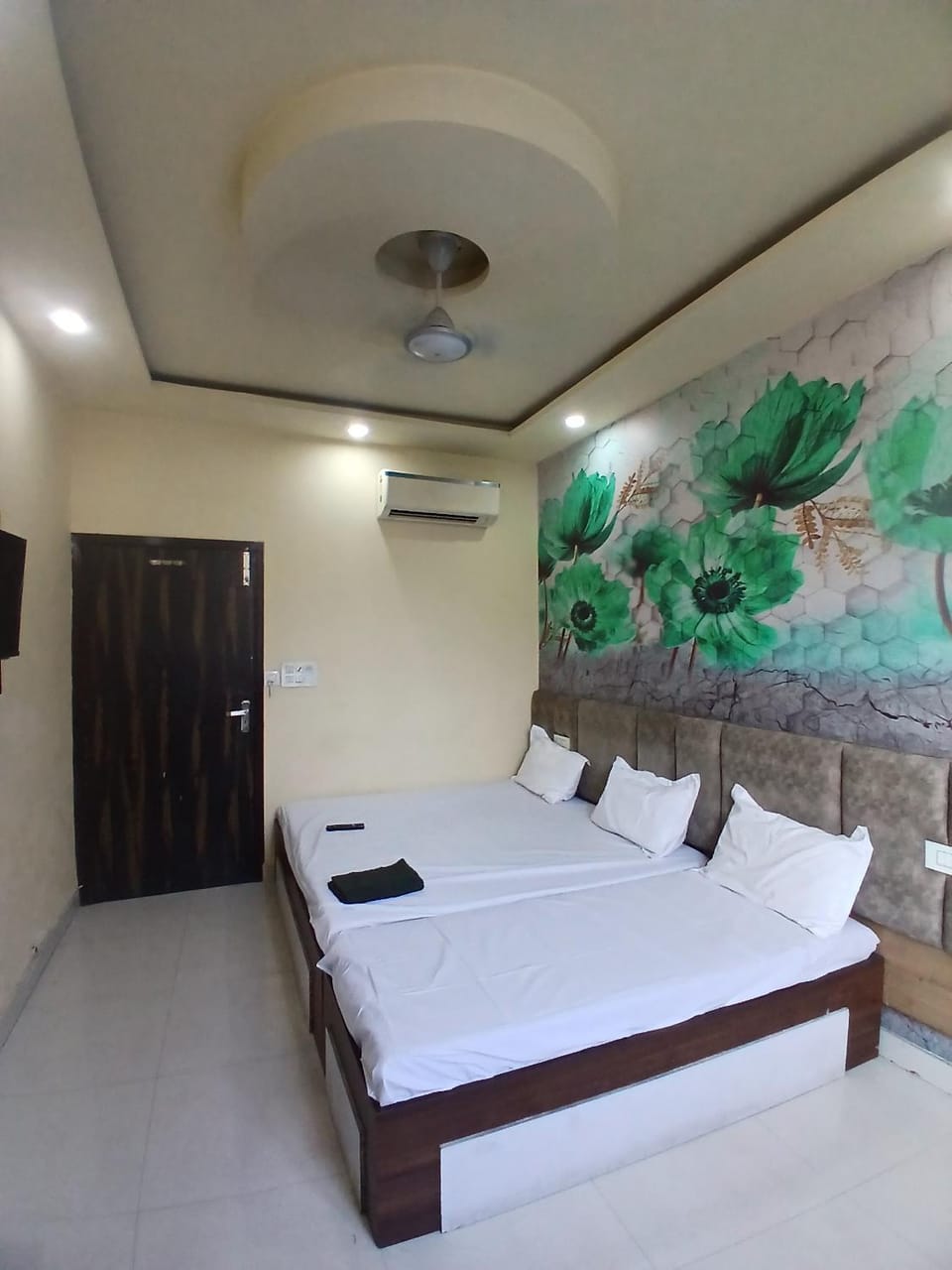 Photo of the whole room, air conditioner