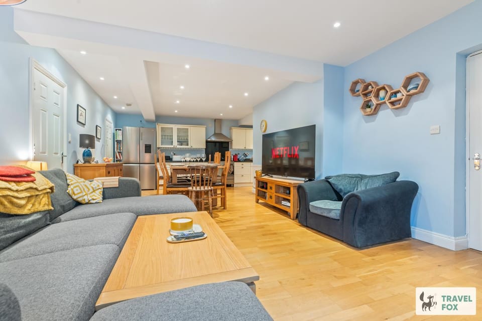 TV and multimedia, Living room, Seating area, Dining area