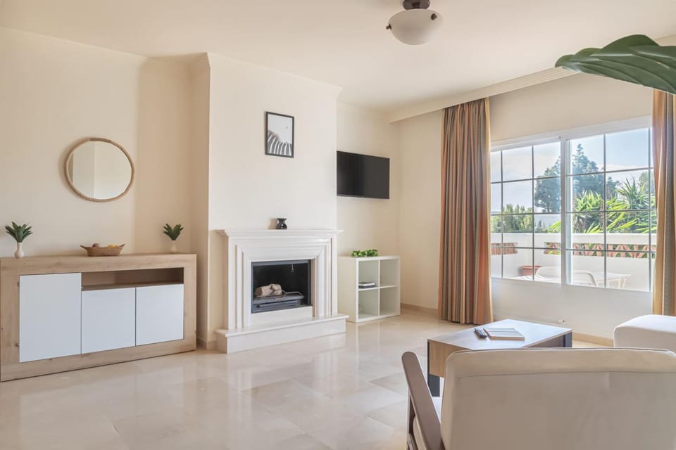 TV and multimedia, Living room, Seating area, Dining area