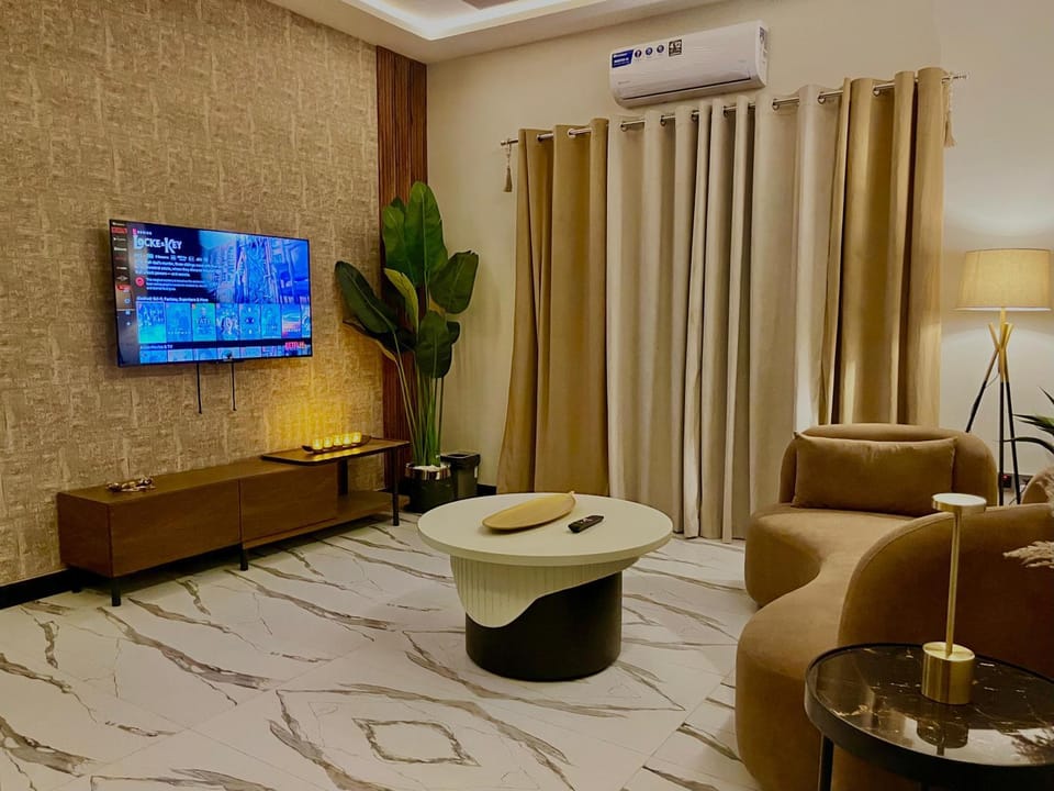 Communal lounge/ TV room, TV and multimedia, Living room, Seating area, Evening entertainment, air conditioner