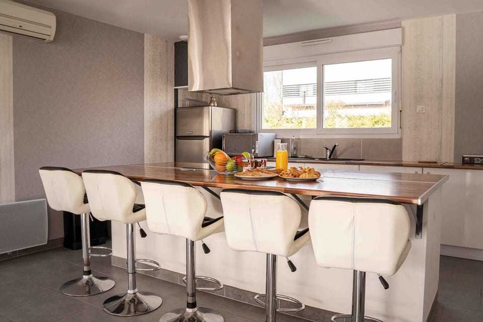 Property building, Kitchen or kitchenette, Living room