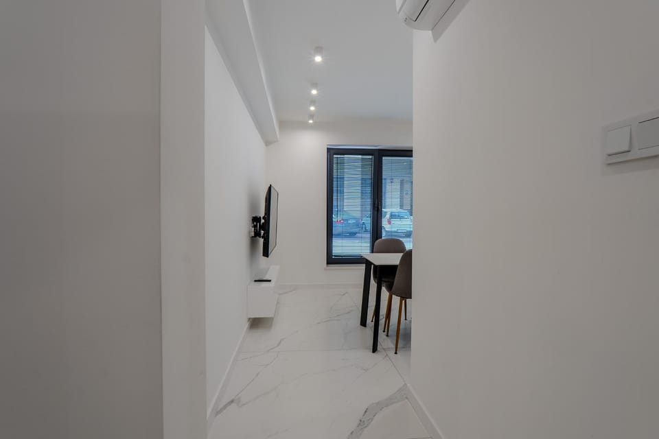 TV and multimedia, Living room, Photo of the whole room, Dining area, air conditioner