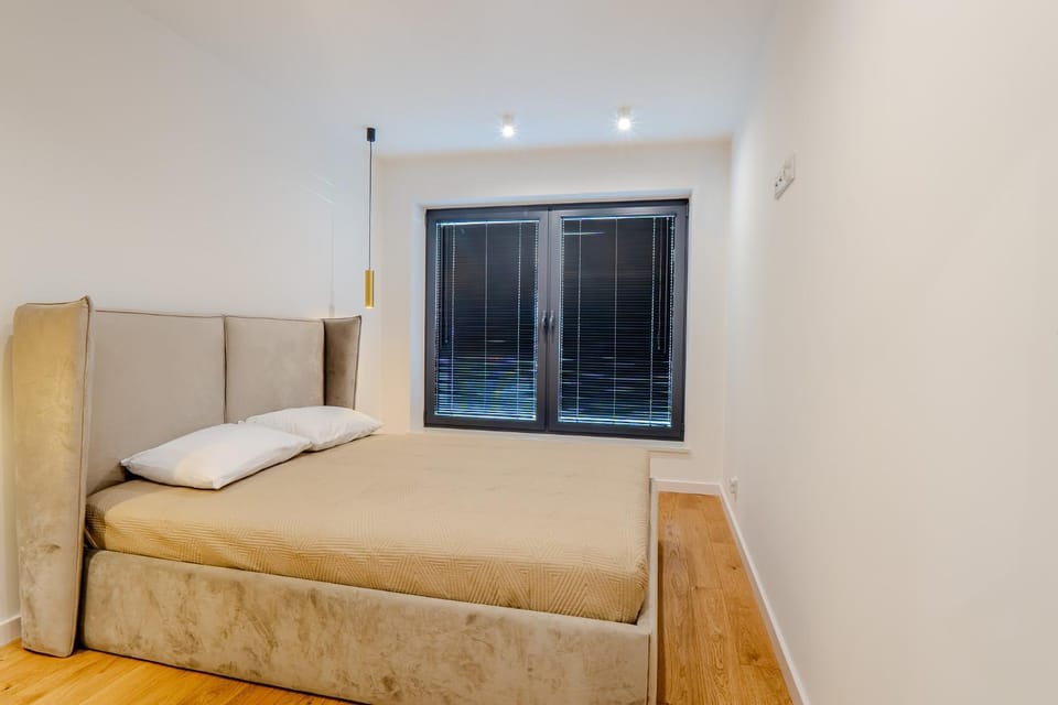 Bed, Photo of the whole room, Seating area, Bedroom, wardrobe, air conditioner
