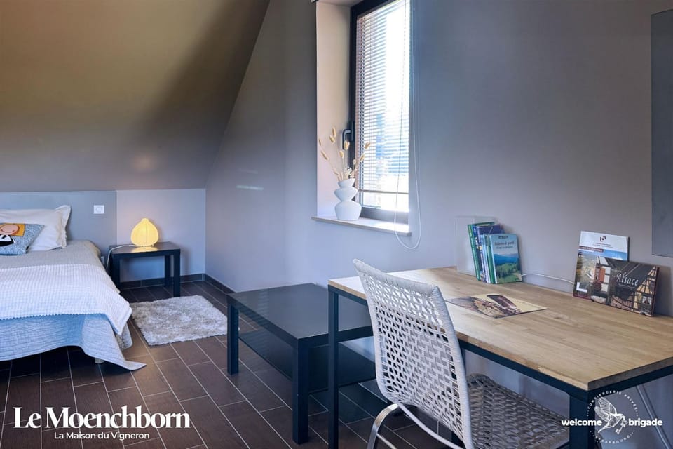Bed, Photo of the whole room, Seating area