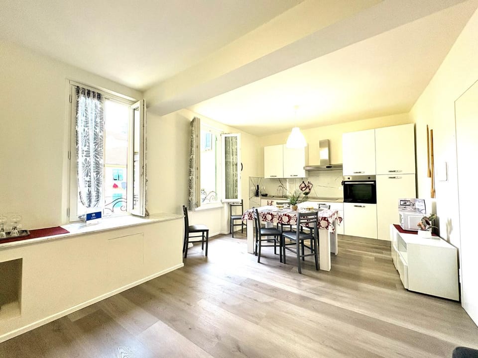 Kitchen or kitchenette, Dining area, oven, stove