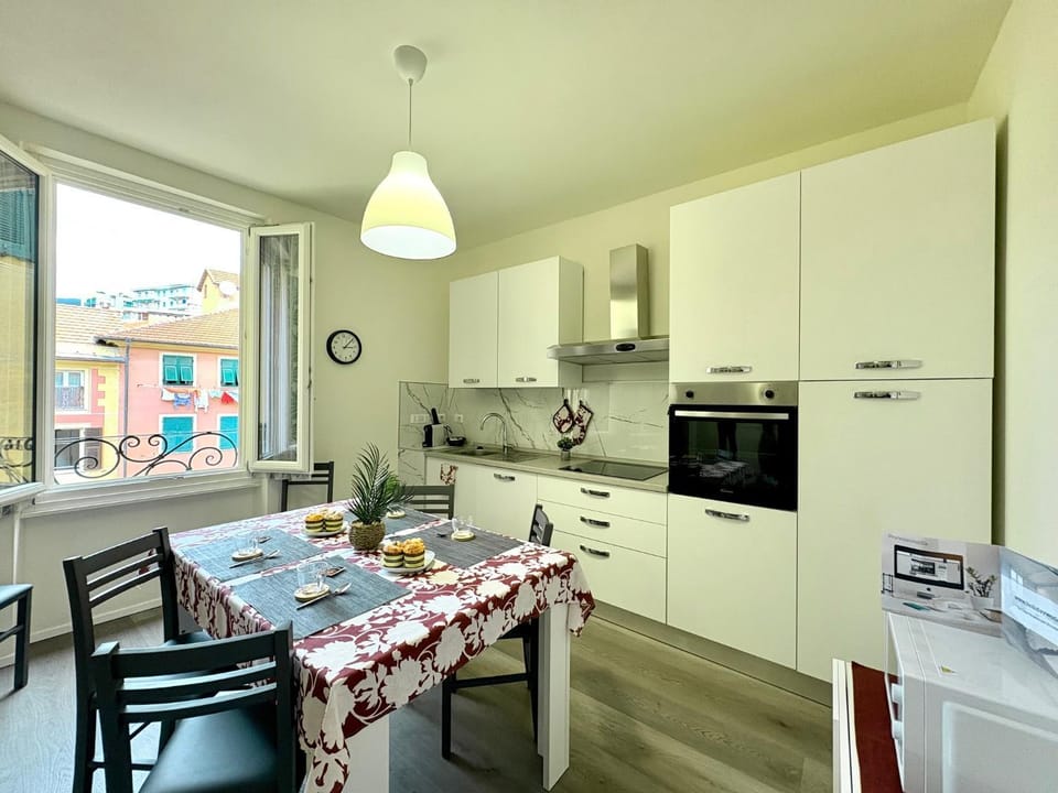 Kitchen or kitchenette, Dining area, oven, stove