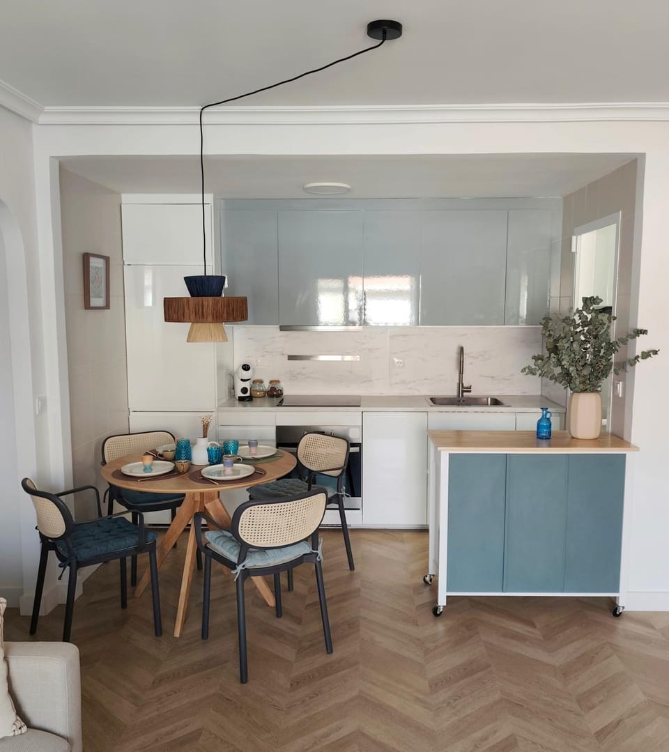 Coffee/tea facilities, Kitchen or kitchenette, Food and drinks, Dining area, Food, Meals, Breakfast, microwave, stove, toaster