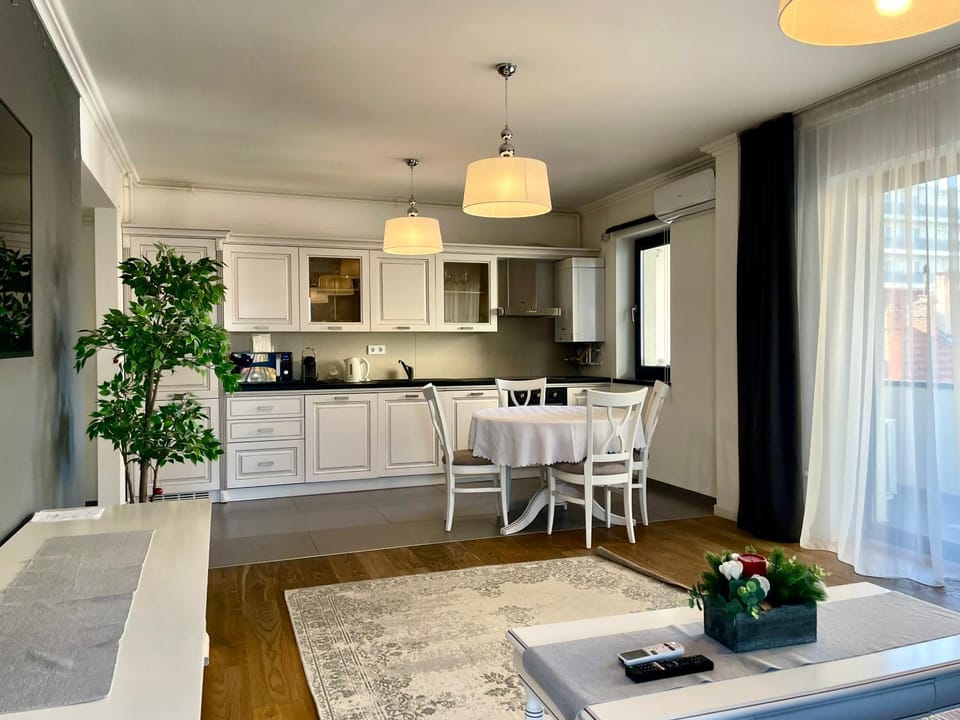 Kitchen or kitchenette, Dining area, stove