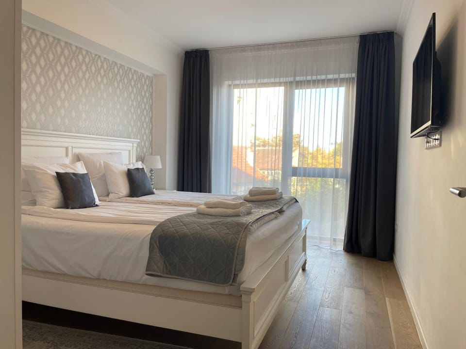 Bed, TV and multimedia, Bedroom, towels