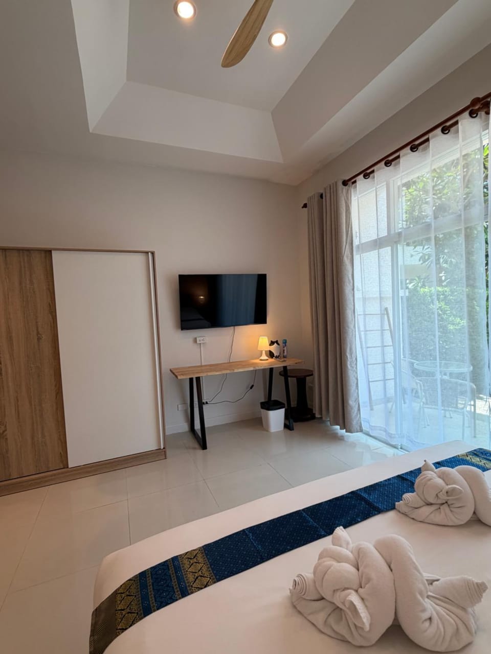Bed, TV and multimedia, Bedroom, wardrobe