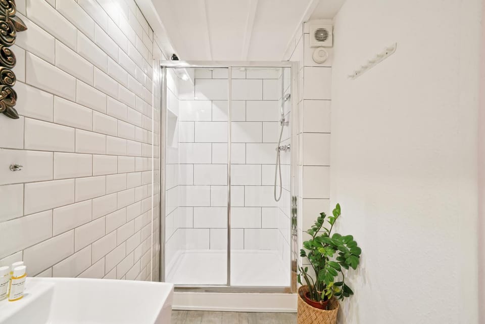 Secret Barbican Rooftop - Luxury Stay in Central by KeyHol Living House in London Borough of Islington