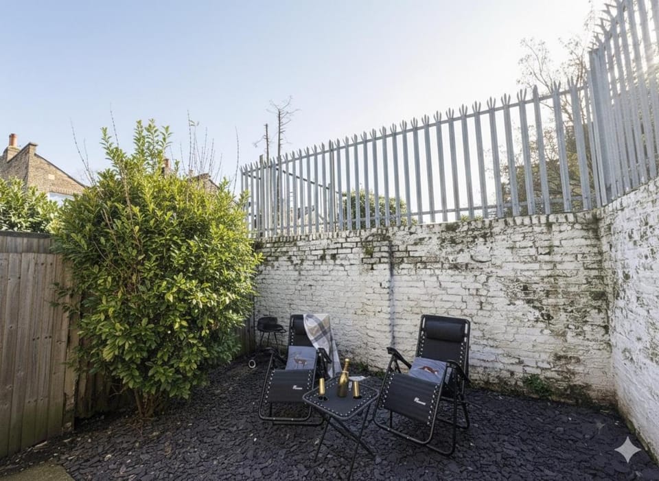1 bedroom garden flat London Apartment in London Borough of Southwark