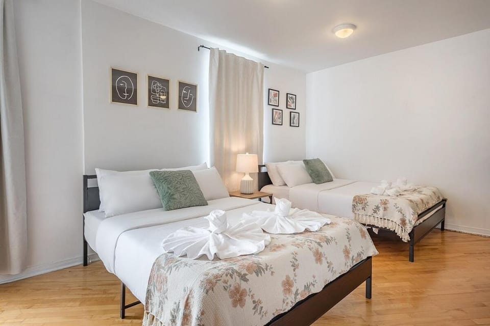 Bed, towels