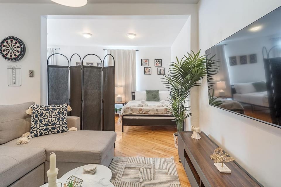 Bed, TV and multimedia, Living room, Seating area, Evening entertainment