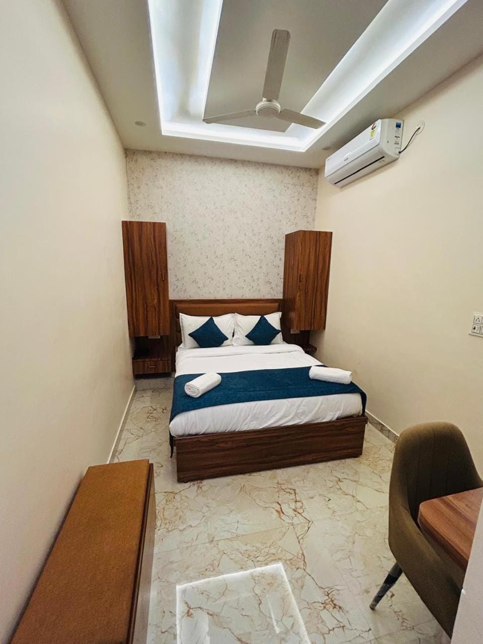 Bed, Living room