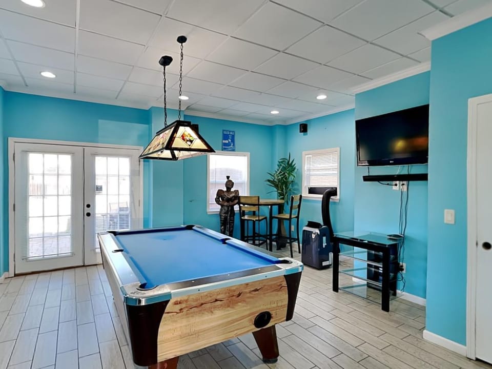 Billiard, Game Room, TV and multimedia, Seating area, Dining area