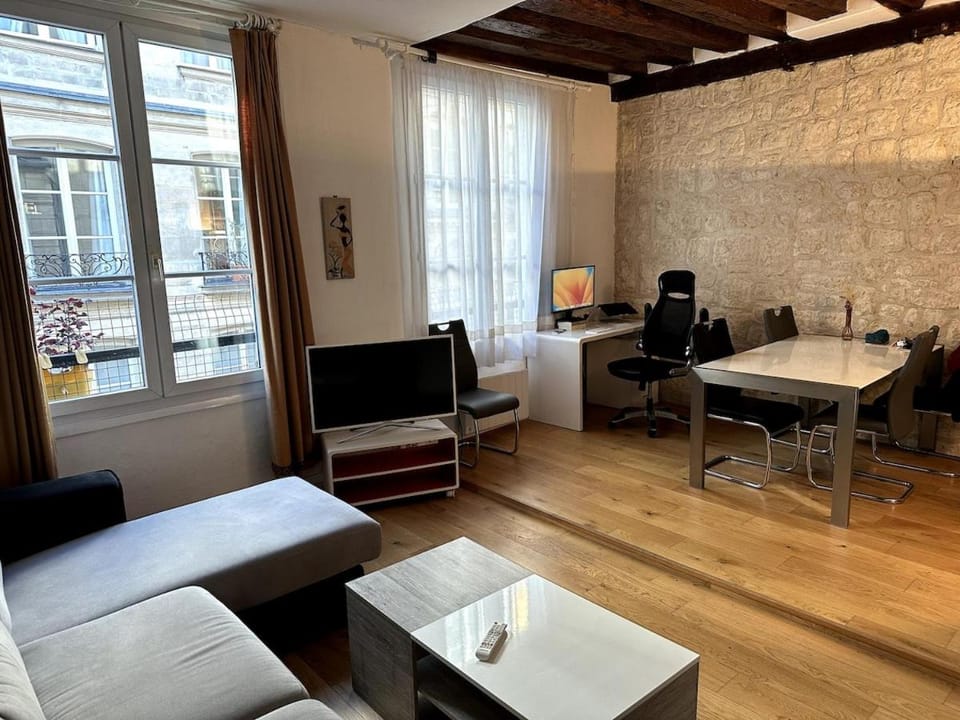 Parisian modern Flat 10 min walk to The Louvre Apartment in Paris
