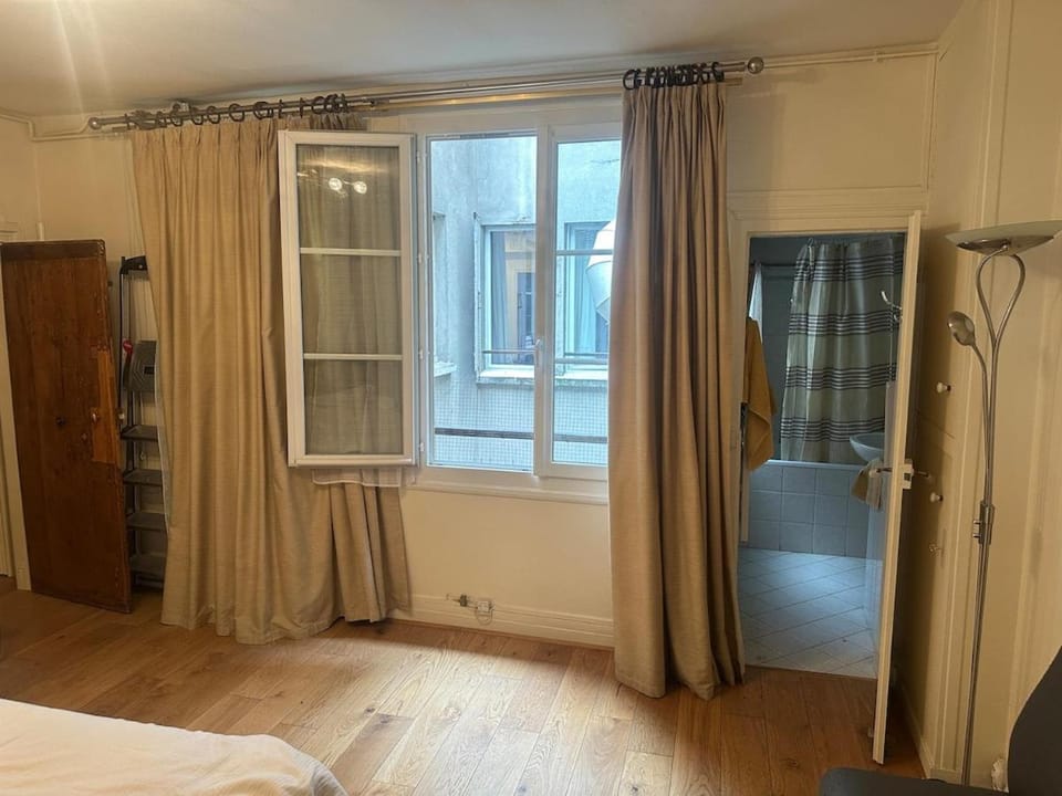 Parisian modern Flat 10 min walk to The Louvre Apartment in Paris