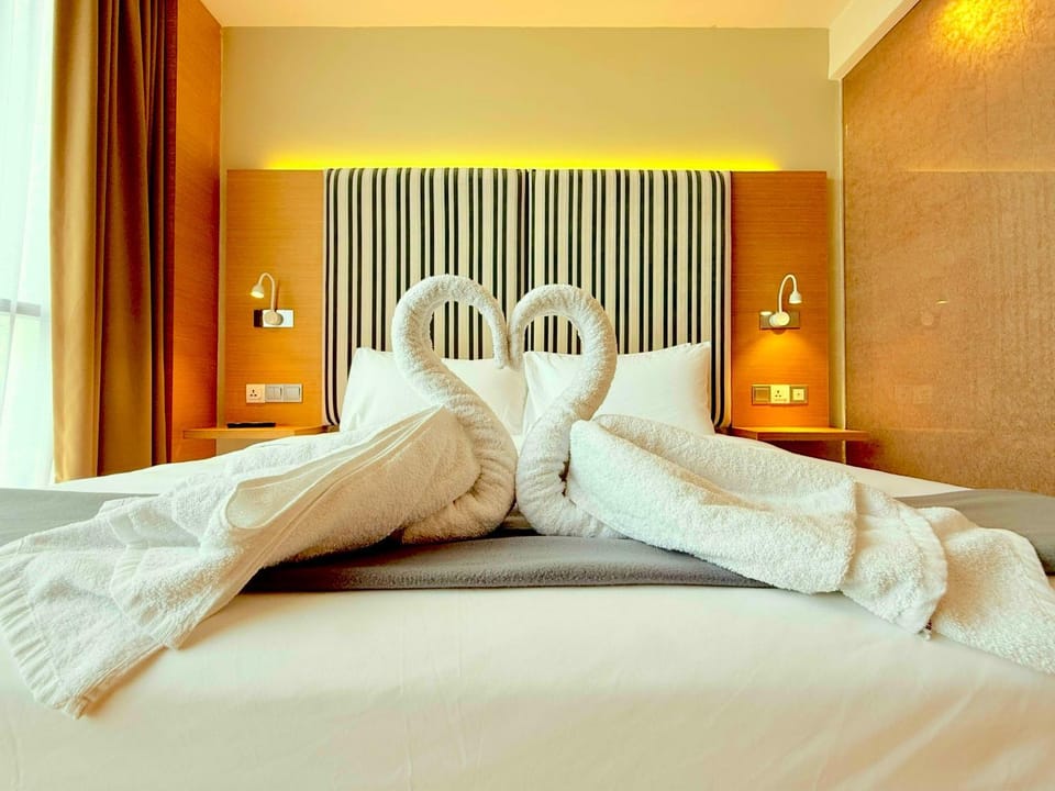 Bed, Bedroom, towels
