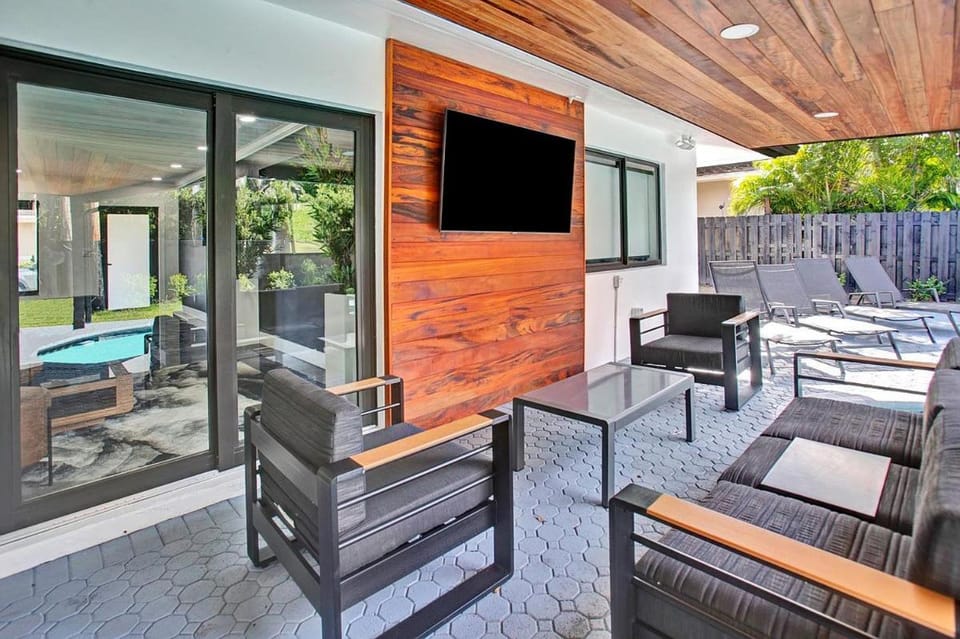 Coral Lane by Rove Travel - Home with Pool & BBQ House in Fort Lauderdale