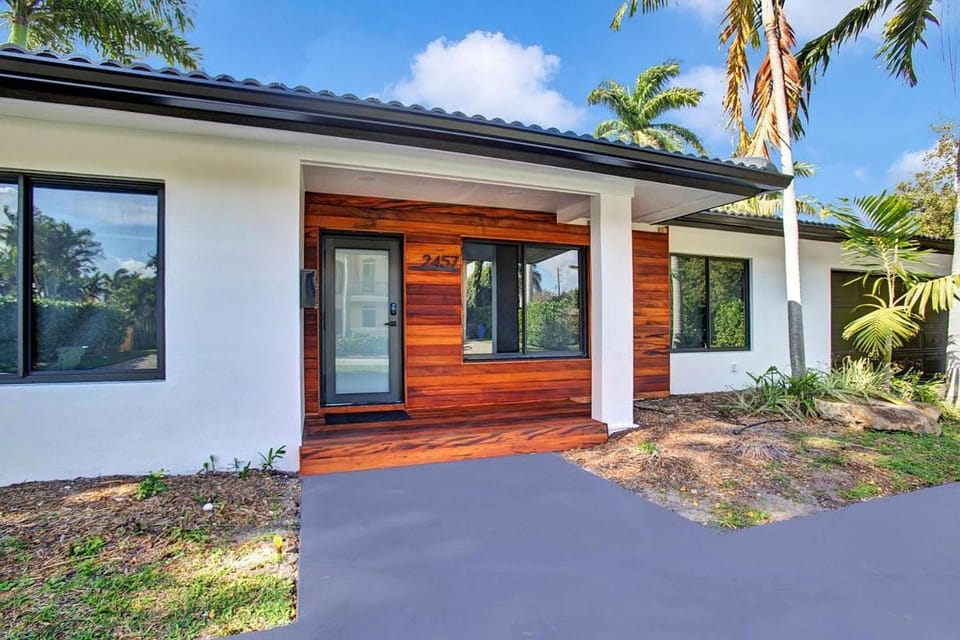 Coral Lane by Rove Travel - Home with Pool & BBQ House in Fort Lauderdale