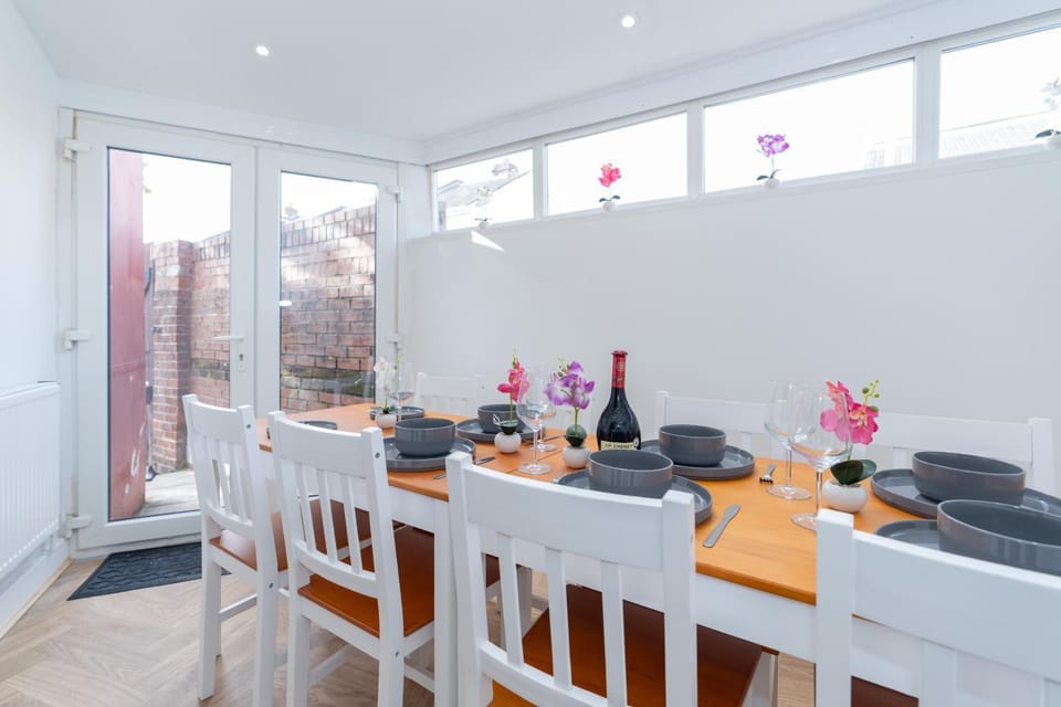 Open Mind Property - 4BR, 17 Guests & Free Parking Apartment in Portsmouth