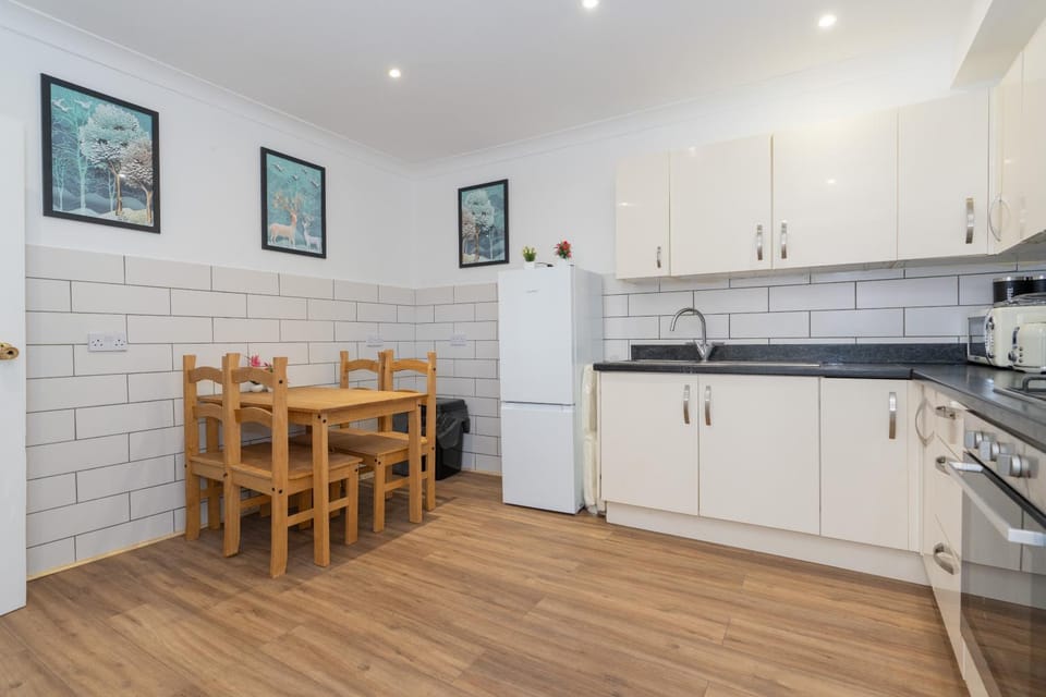 Open Mind Property - 4BR, 17 Guests & Free Parking Apartment in Portsmouth