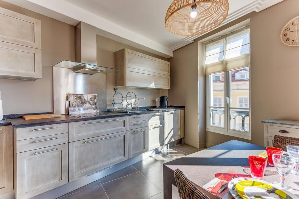 Kitchen or kitchenette, Dining area, stove