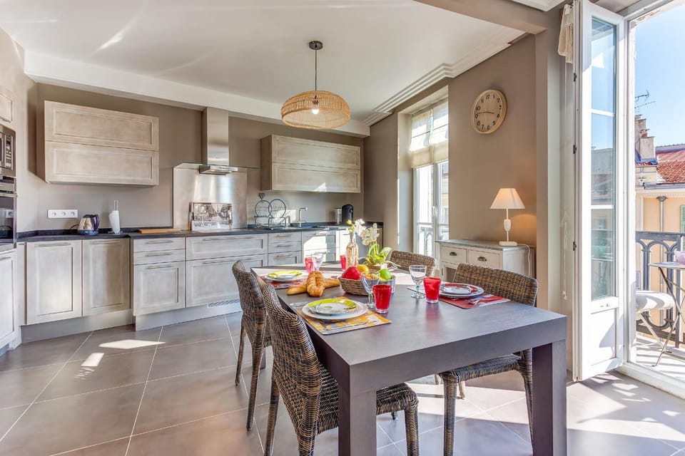 Kitchen or kitchenette, Dining area, stove