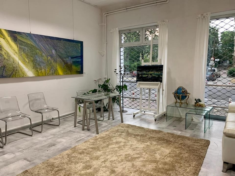 Stay, Work, Meet in Creative Space in Centrum Apartment in Warsaw
