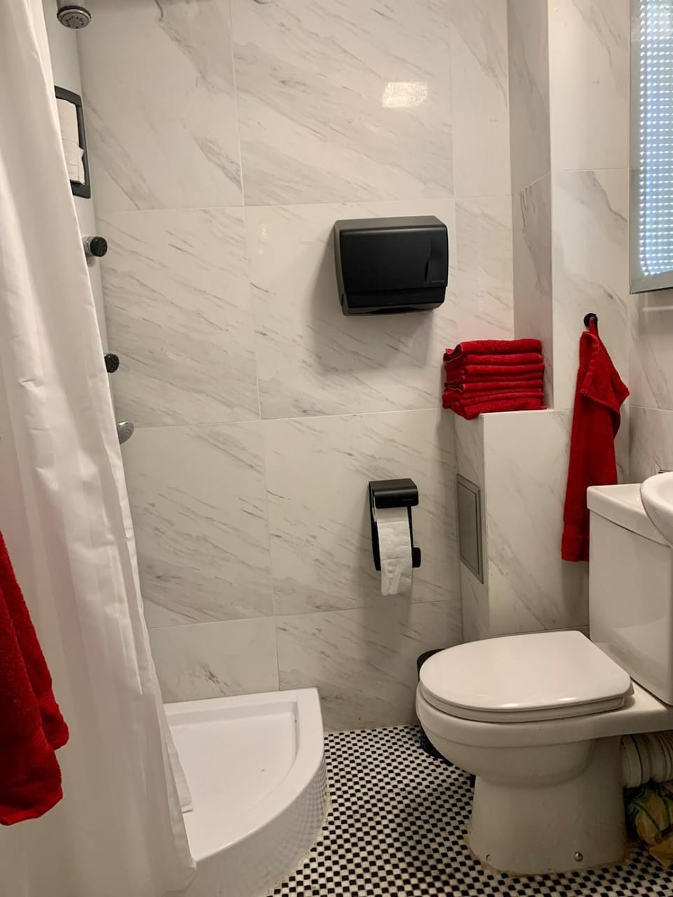 Shower, Toilet, Bathroom, towels