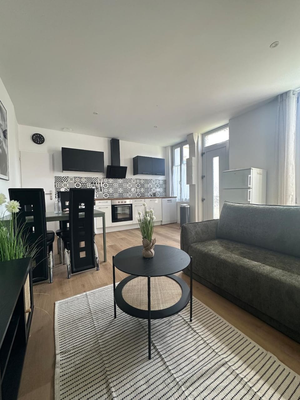 TV and multimedia, Kitchen or kitchenette, Living room, Seating area, Dining area, oven, stove