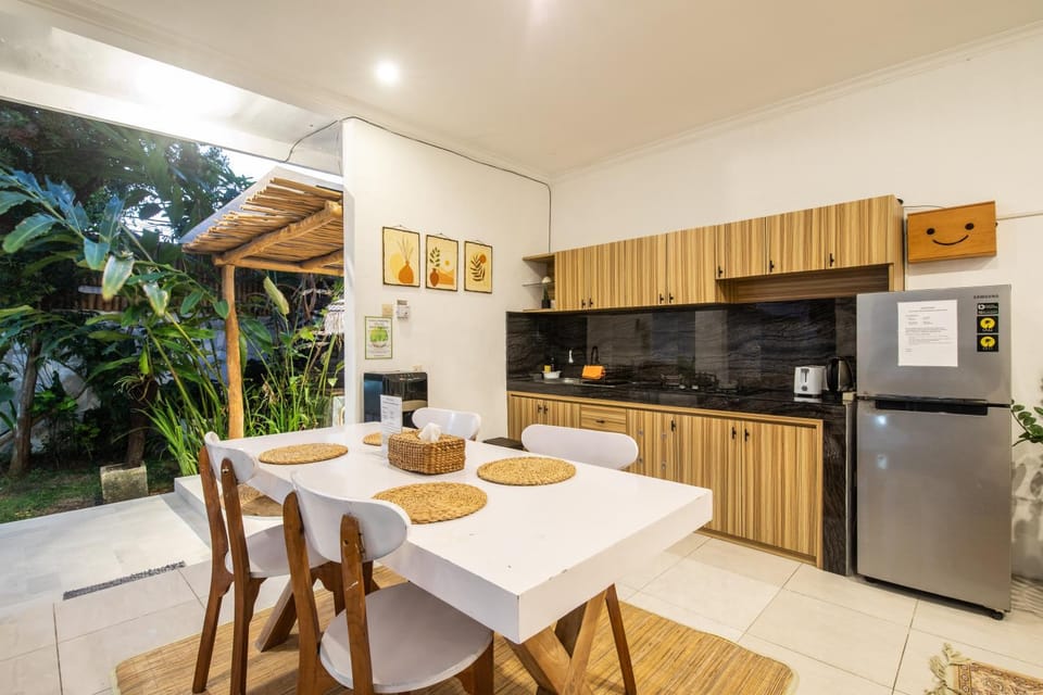 Kitchen or kitchenette, Dining area, stove