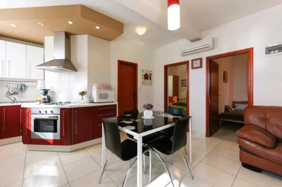 Kitchen or kitchenette, Dining area