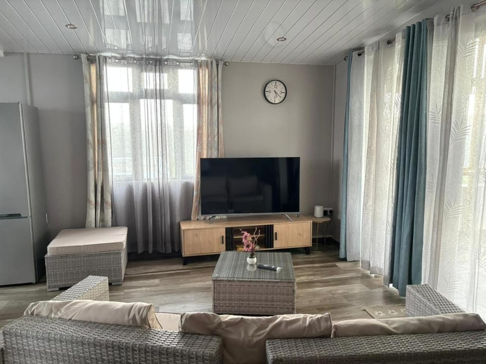 Communal lounge/ TV room, TV and multimedia, Living room, Seating area, Evening entertainment