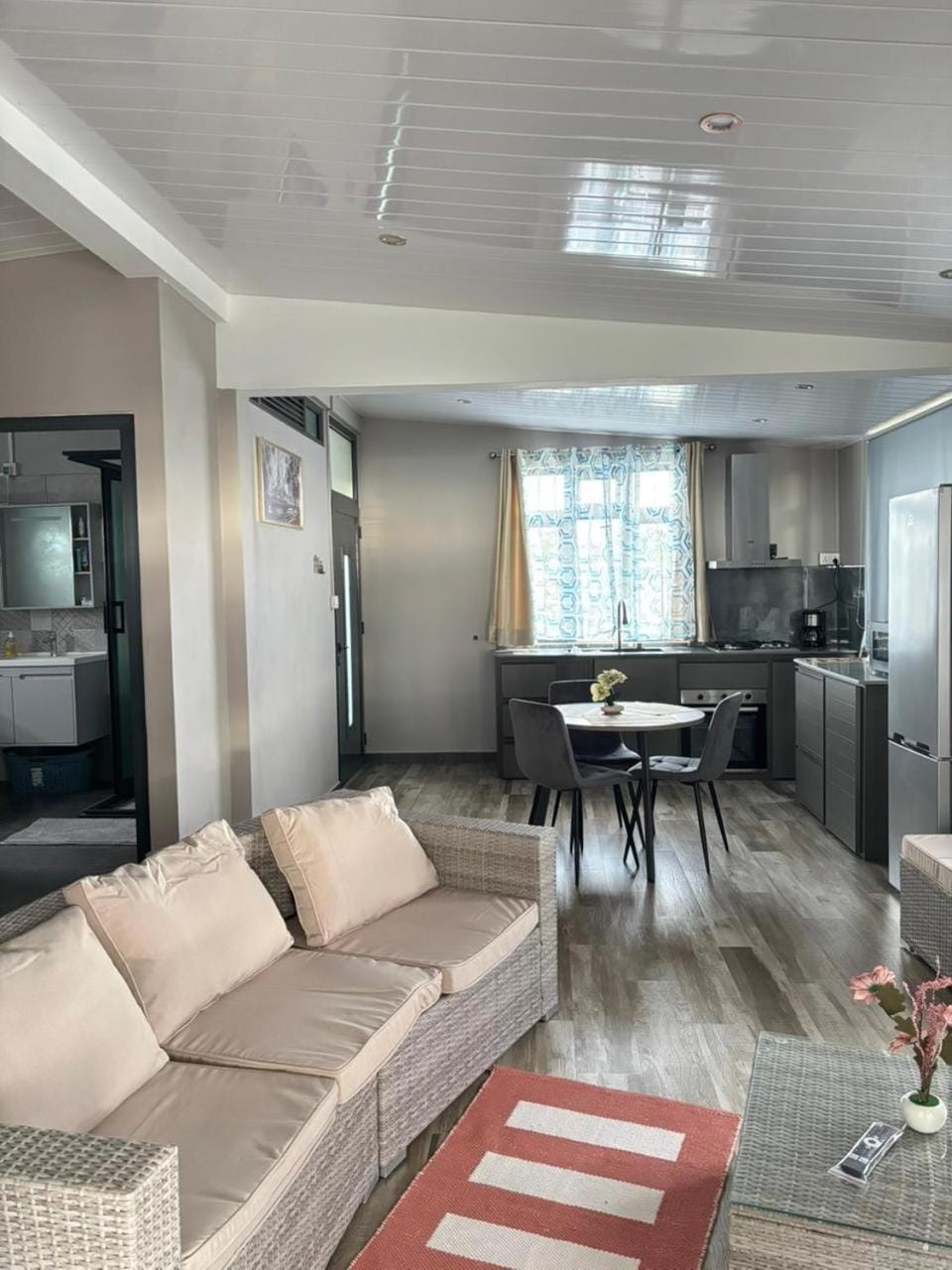 Kitchen or kitchenette, Living room, Seating area, Dining area, oven, stove