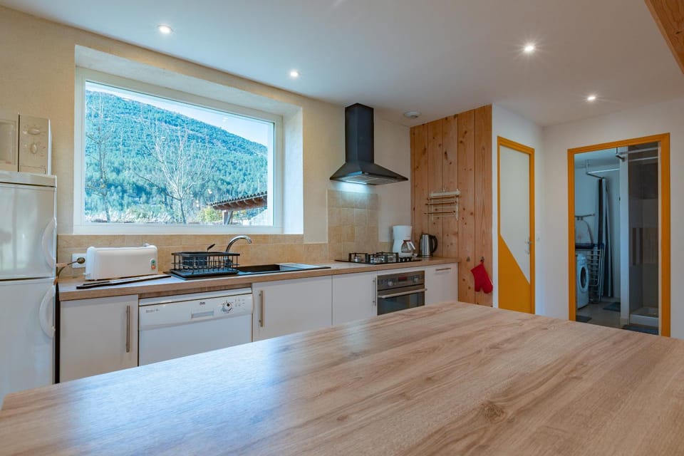 Kitchen or kitchenette, Living room