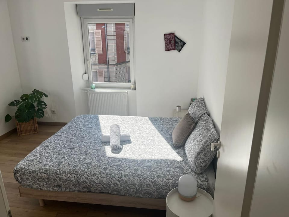 Bed, Photo of the whole room, towels
