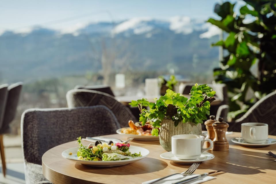 Restaurant/places to eat, Day, Food, Mountain view, Breakfast
