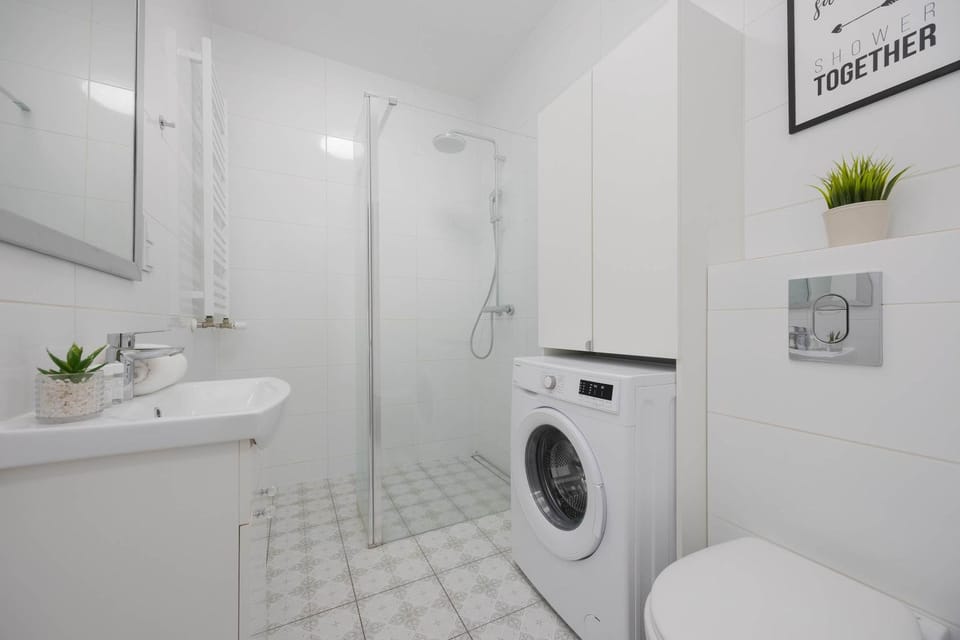 Shower, Toilet, Bathroom, towels, washing machine